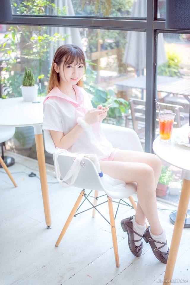 “那士元有什么交代吗？”魏延看向一脸无奈的邓贤道。
